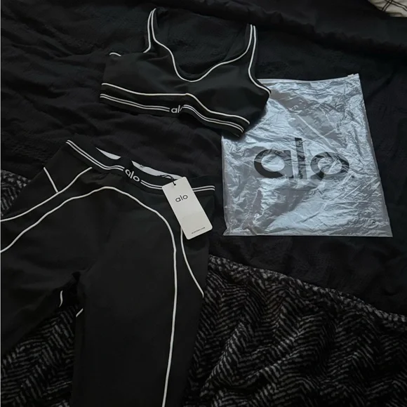 ALO Yoga Black Sports Bra and Leggings Set